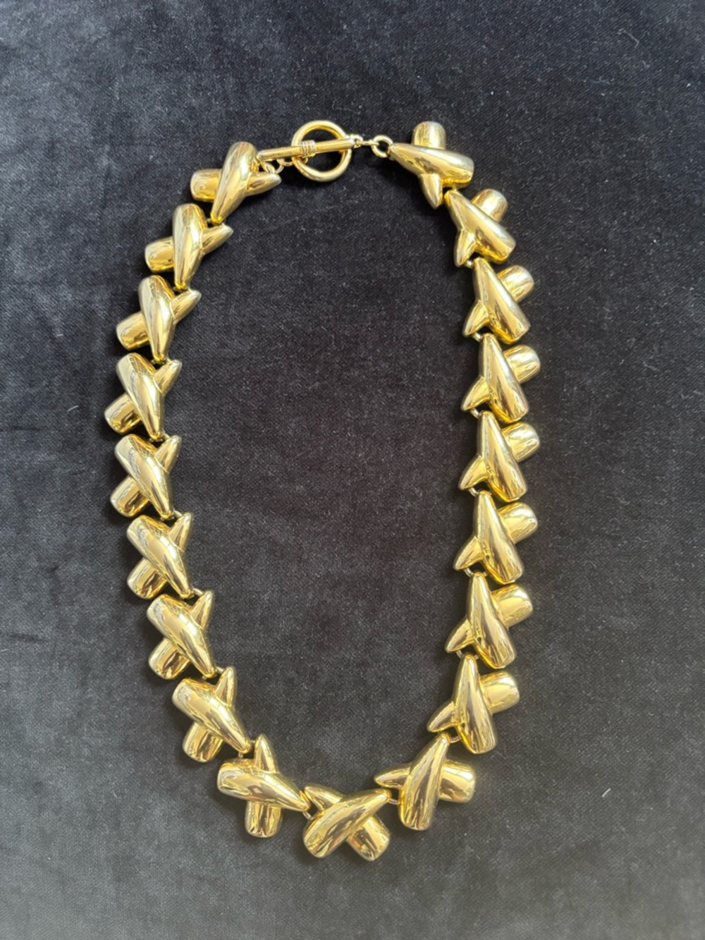 Anne Klein “hugs” X-Link Necklace